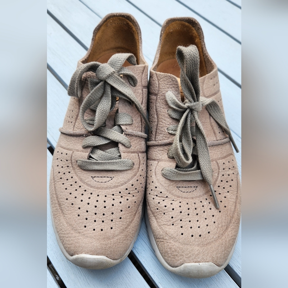 UGG Tye soft leather sneakers in grey size 7